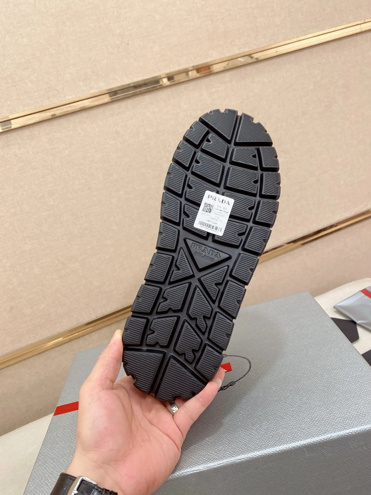 Factory price 580💰 ✔️✔️✔️High version High-quality new PRADA counters are on the market simultaneously, new men's shoes, 😘fabrics imported technological waterproof fabrics, made by pure handicrafts. Lining: Full cowhide lining. 👍🏿 High-end ☄️ air-cushion molded anti-slip rubber outsole, exquisite lines, simple and elegant, comfortable and high-end for leisure travel. Code number: 38 to 45